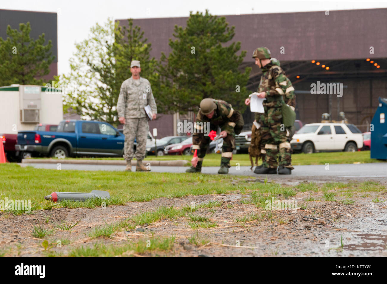 STEWART ANGB NEWBURGH, N.Y. --105th Airlift Wing PAR spazzare il personale del team contrassegna una zona sicura intorno a "dummy" munizioni inesplose durante una base, possibilità di sopravvivere e di operare - ATSO - esercizio tenutasi il 4 maggio 2012. (Guardia Nazionale Foto di Tech. Sgt. Michael OHalloran)(rilasciato) Foto Stock