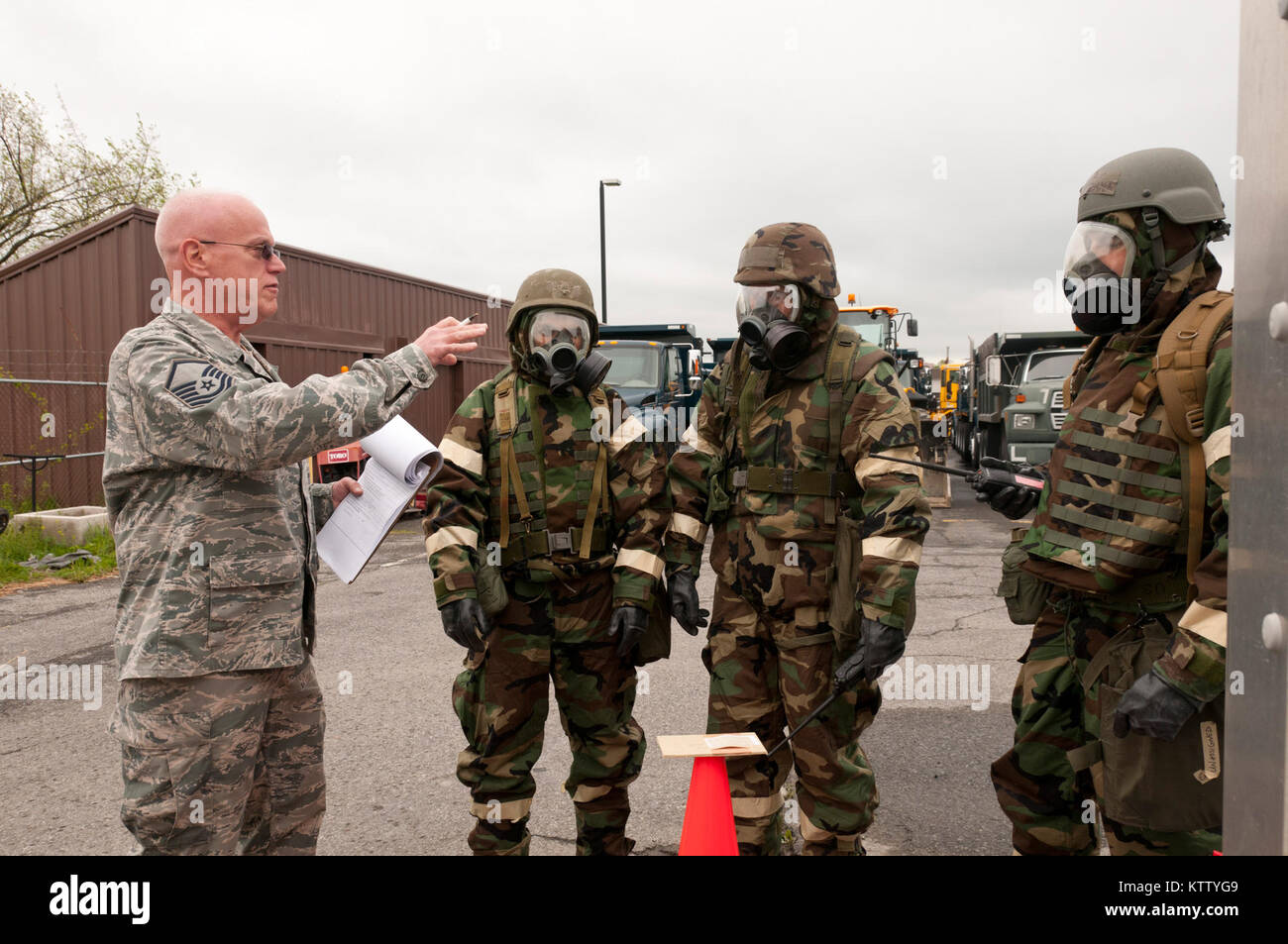 STEWART ANGB NEWBURGH, N.Y. --Valutatore MSgt Bill Muller rivedendo PAR spazzare i progressi con l'ingegneria civile team durante un esercizio di base Maggio 4, 2012. (Guardia Nazionale Foto di Tech. Sgt. Michael OHalloran)(rilasciato) Foto Stock