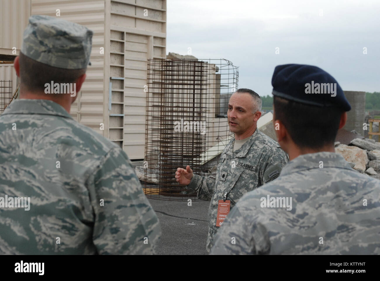 Lo stato di NEW YORK LA PREPARAZIONE TRAINING CENTER, ORISKANY, N.Y. - New York La Guardia Nazionale Lt. Col. Matthew Cooper, armi di distruzione di massa il ramo principale, fornisce una panoramica del cumulo di macerie per membri della patria Forza di risposta di esercitare il controllo gruppo qui maggio 14. La Guardia Nazionale Patria Forza di risposta per la FEMA REGIONE II distribuisce oggi in questa sede e convalidare la sua capacità di rispondere ai chimici, biologici, radiologici o nucleari incidenti utilizzando questo cumulo di macerie come un sito di formazione più tardi questa settimana. Più di 700 membri della forza in treno presso il sito Oriskany o a New York Foto Stock