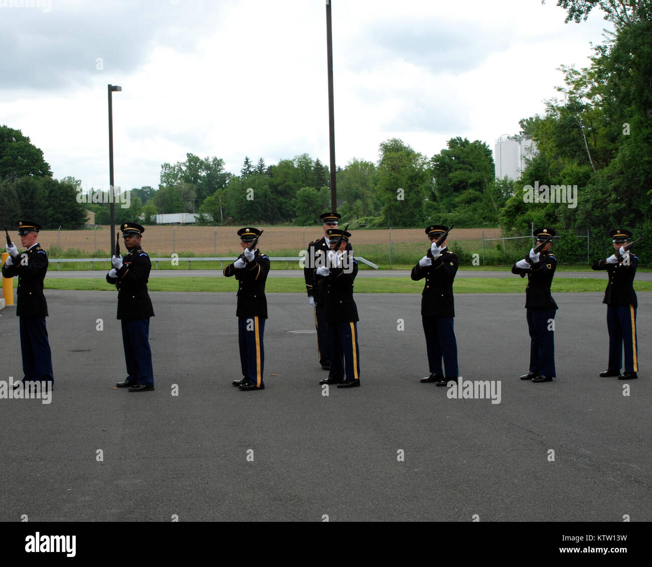 LATHAM- i membri della New York forze militari la Guardia d'onore fire un saluto durante le cerimonie di onorare il 31 New York Esercito Nazionale soldati di guardia e un membro del New York milizia navale che sono morti in combattimento poiché sett. 11, 2001. Foto Stock