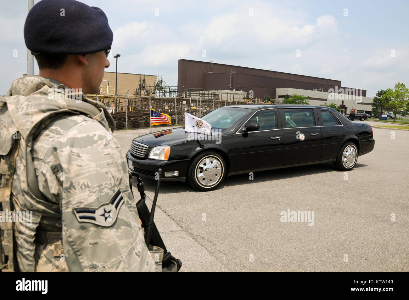 STEWART ANGB, Newburgh, N.Y. -Vice Presidente Joseph Biden, Keynote Speaker per West Point Classe di laurea 2012 ritorna, tramite veicolo ufficiale, per un volo in partenza Maggio 26, 2012. (Guardia Nazionale Foto di Tech. Sgt. Michael OHalloran)(rilasciato) Foto Stock