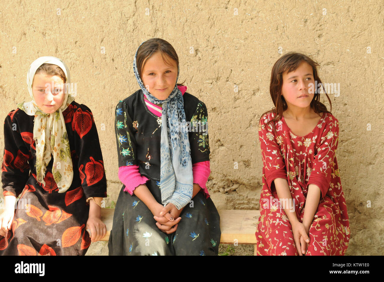 Tre giovani ragazze afgane sedersi al di fuori della struttura medica di Khwahan, Badakshan Provincia, Afghanistan, 3 giugno 2012. (37Th IBCT foto di Sgt. Kimberly agnello) (rilasciato) Foto Stock