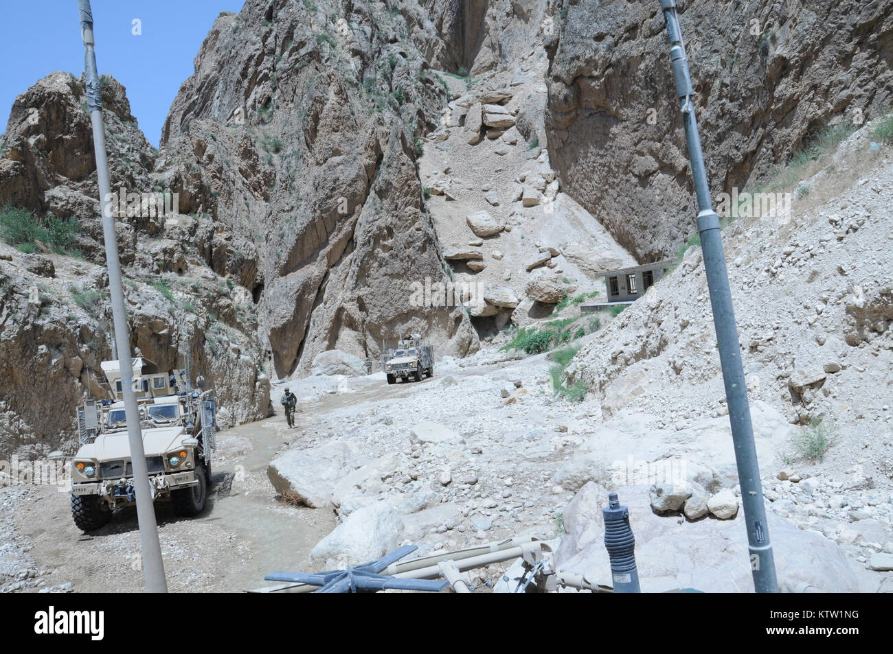 Due resistenti miniera agguato veicoli protetti manuver attraverso un passo di montagna vicino Marmal, Balkh Provincia, Afghanistan, Giugno 8, 2012. (37Th IBCT foto di Sgt. Robert Pant) (rilasciato) Foto Stock