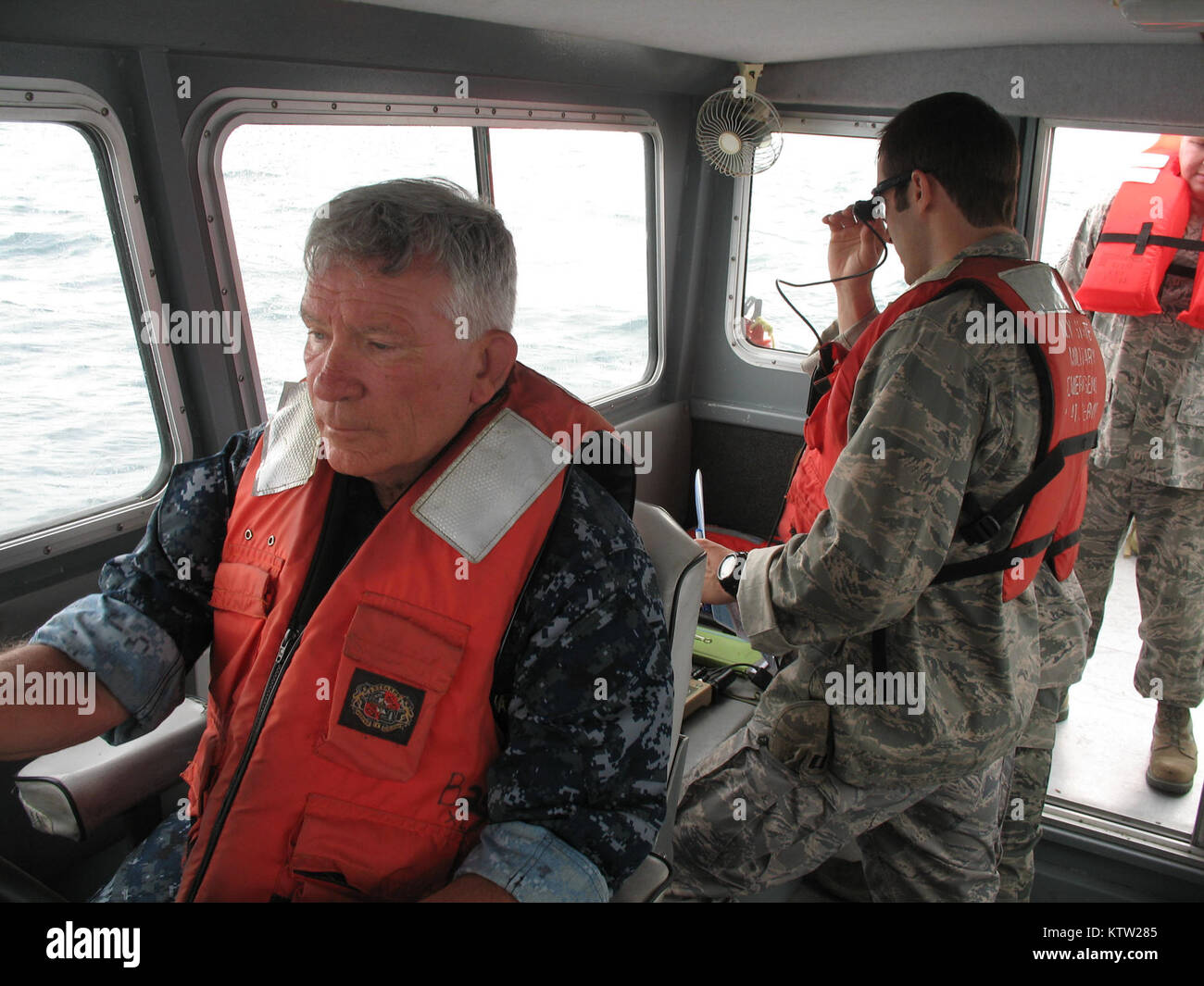 OSWEGO- New York Air National Guard il morsetto di giunzione le centraline di attacco assegnato al New York Air National Guard 274th dell aria supportano operazioni squadrone lavorare su New York milizia navale imbarcazione di pattuglia 280 nella parte orientale del lago Ontario. Il JTACs sono state imparando a coordinare con la barca equipaggi e utilizzare MQ-9 dati in un ambiente marittimo. (Foto dal comandante Don McKnight, New York milizia navale). Foto Stock