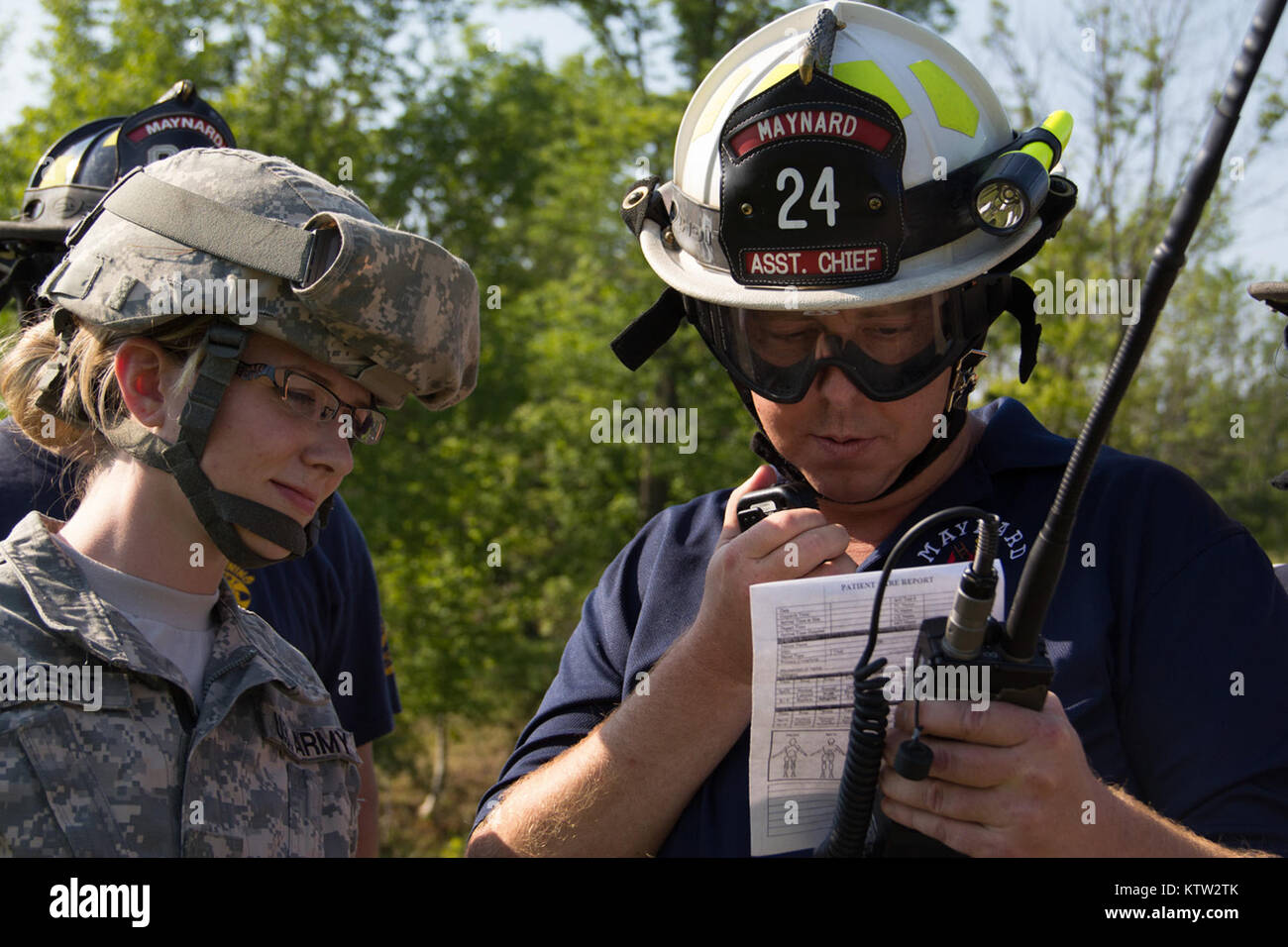 MARCY, NY- SGT Kayli Engert del 401 gli affari civili Battation, US Army Riserva, incarica un membro della Maynard volontario dei Vigili del fuoco come a una chiamata in una linea 9 Medevac richiesta ad un attesa UH-60 Blackhawk da F Co. 1-169, NY Esercito nazionale di protezione. Foto di SPC Jelis Harley, HHC 42nd cabina, NYARNG Foto Stock