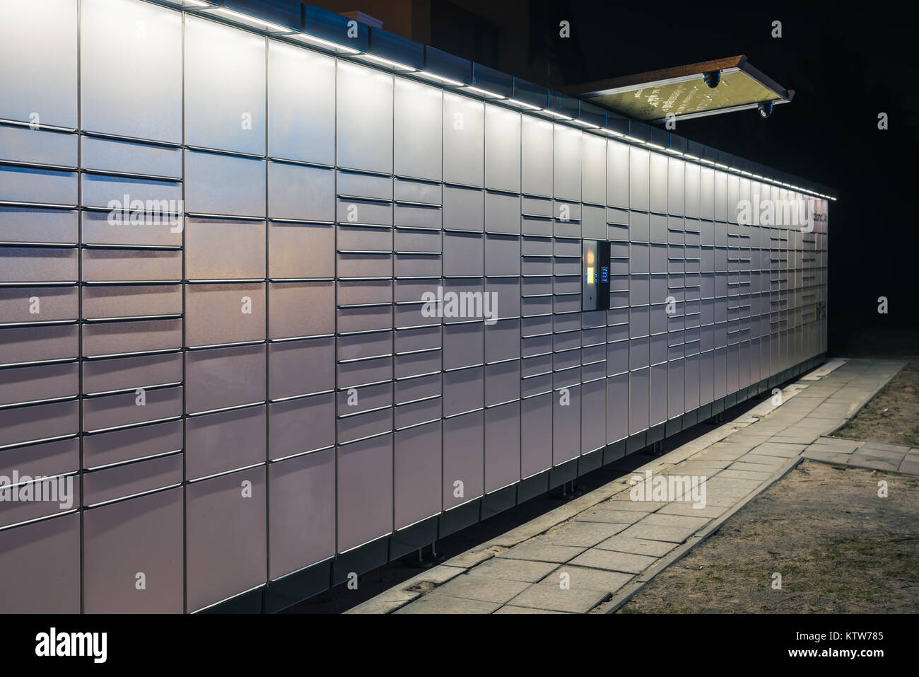 Automatizzate il terminale pacchi (pacchi locker, post terminale) sulla strada di notte, l'Europa. Foto Stock