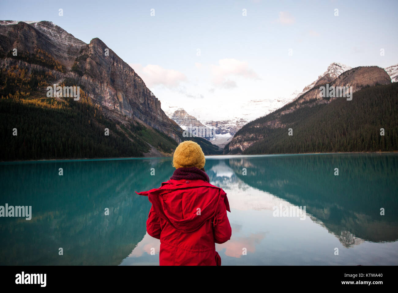 BANFF, Alberta, Canada. - Settembre 2015: Il sole sorge sopra il Lago Louise a Banff National Park in Alberta Canada Foto Stock