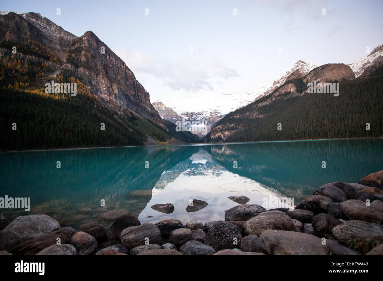 BANFF, Alberta, Canada. - Settembre 2015: Il sole sorge sopra il Lago Louise a Banff National Park in Alberta Canada Foto Stock