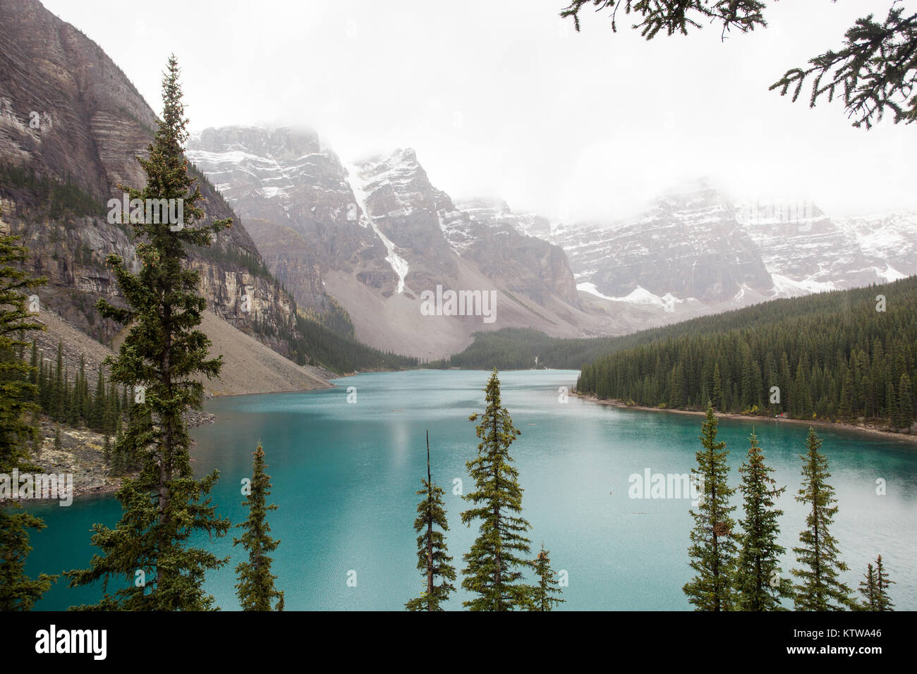 BANFF, Alberta, Canada. - Settembre 2015: Il sole sorge sopra il Lago Moraine a Banff National Park in Alberta Canada Foto Stock