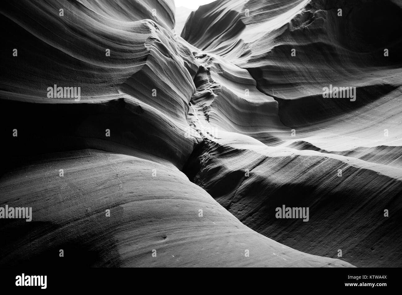 Pagina, Arizona, Stati Uniti. - Aprile 2015: un raggio di luce si rompe attraverso una apertura nella Antelope Canyon. Foto Stock