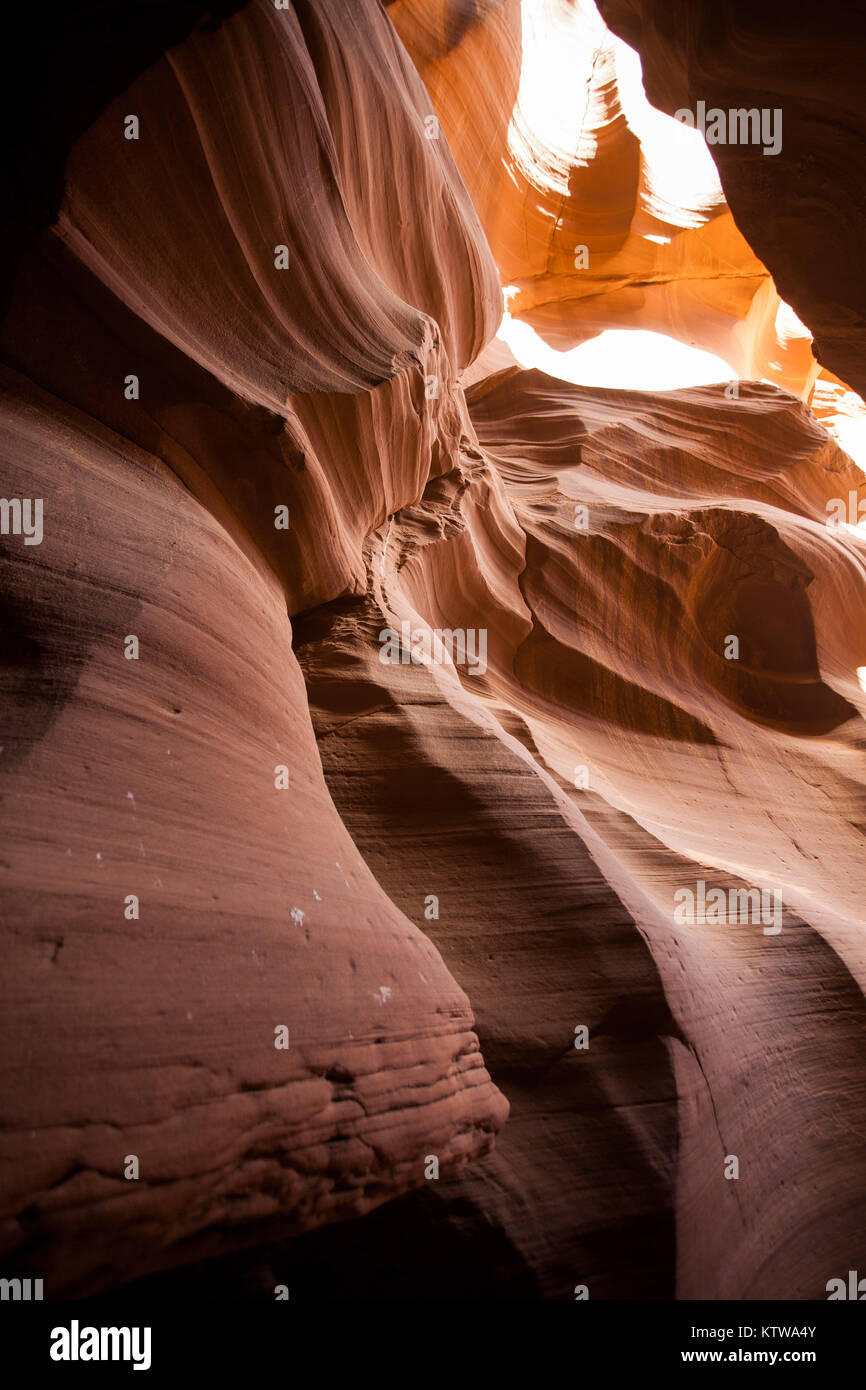 Pagina, Arizona, Stati Uniti. - Aprile 2015: un raggio di luce si rompe attraverso una apertura nella Antelope Canyon. Foto Stock