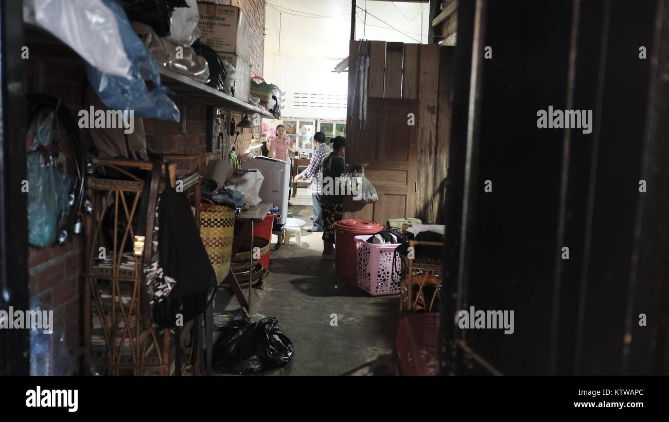 Autentico retro Alley Shacks di legno Battambang Cambogia Sud-est asiatico Foto Stock