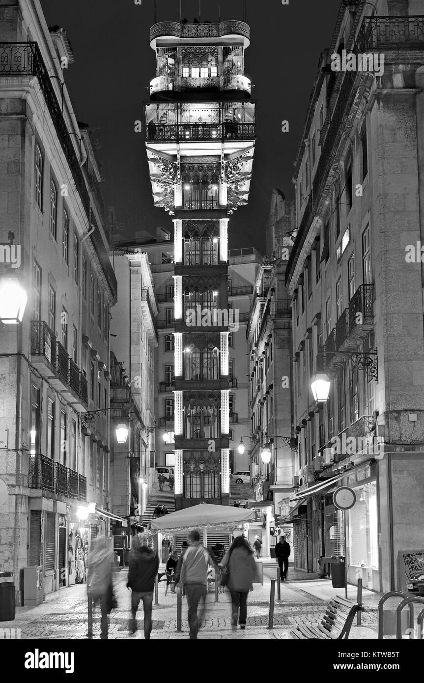 Persone in orario notturno al centro cittadino di Lisbona con illuminata Elevador de Santa Justa nel centro Foto Stock