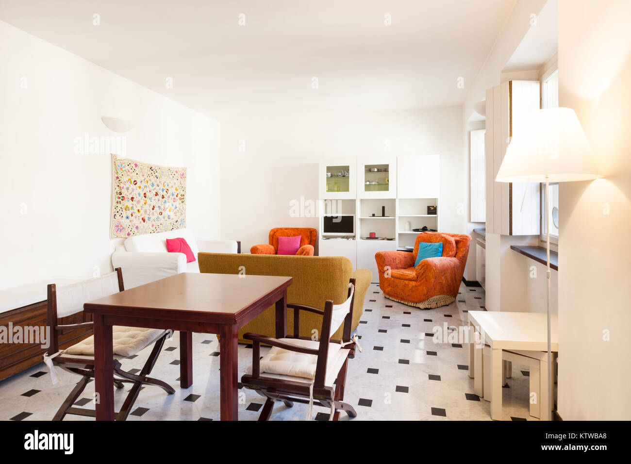 Interno, confortevole piccolo appartamento, soggiorno Foto Stock