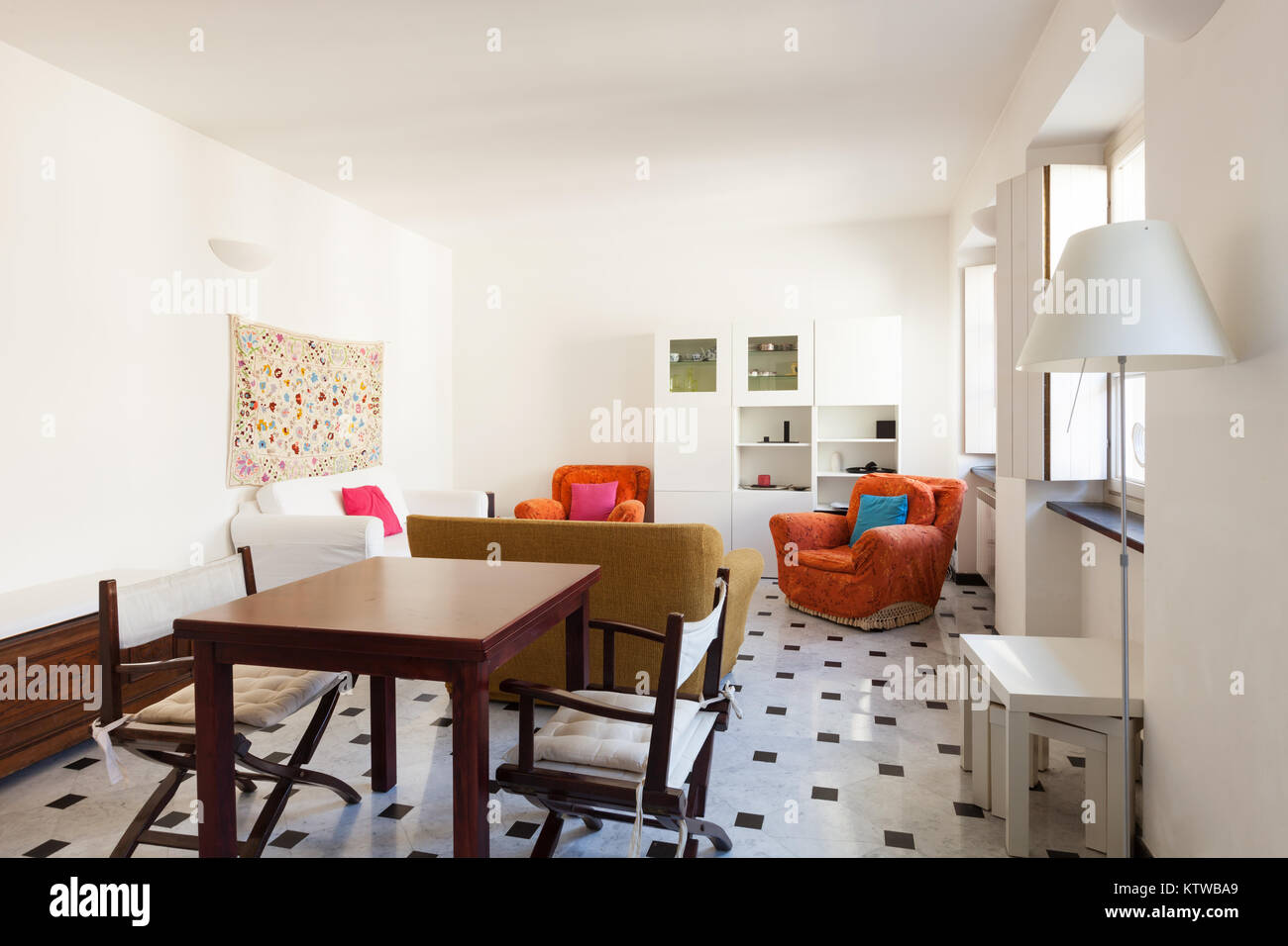 Interno, confortevole piccolo appartamento, soggiorno Foto Stock