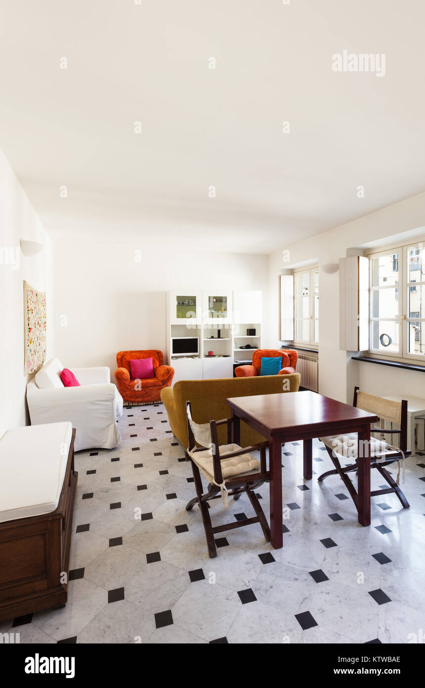 Interno, confortevole piccolo appartamento, soggiorno Foto Stock