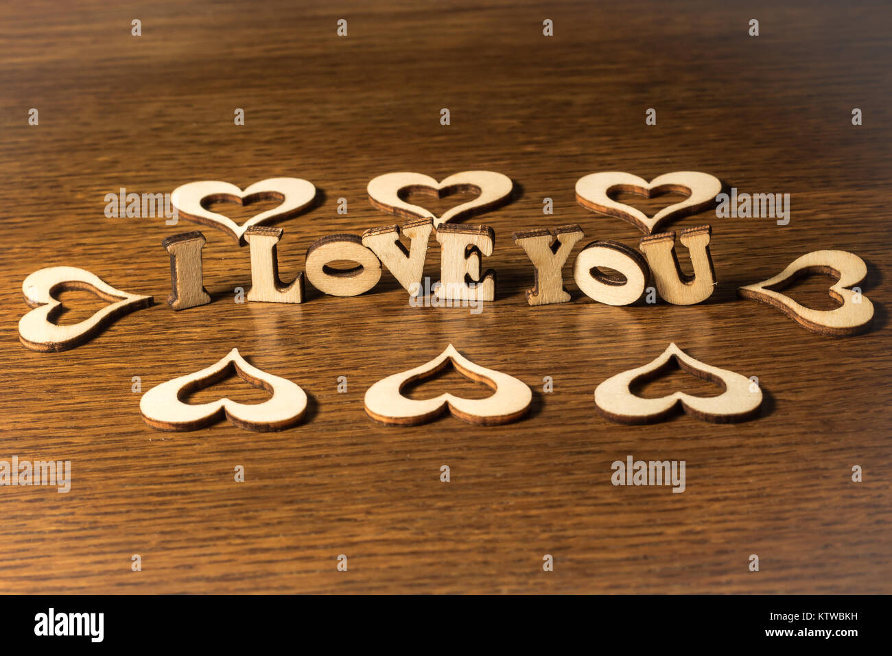 Iscrizione Ti Amo su uno sfondo di legno, tema d'amore Foto Stock