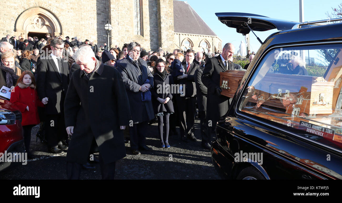 Il funerale di ex funzionario pubblico Dr Maurice Hayes avviene a St Patrick, Downpatrick, Co Down dopo la sua morte di età compresa tra i 90, due giorni prima di Natale. Foto Stock