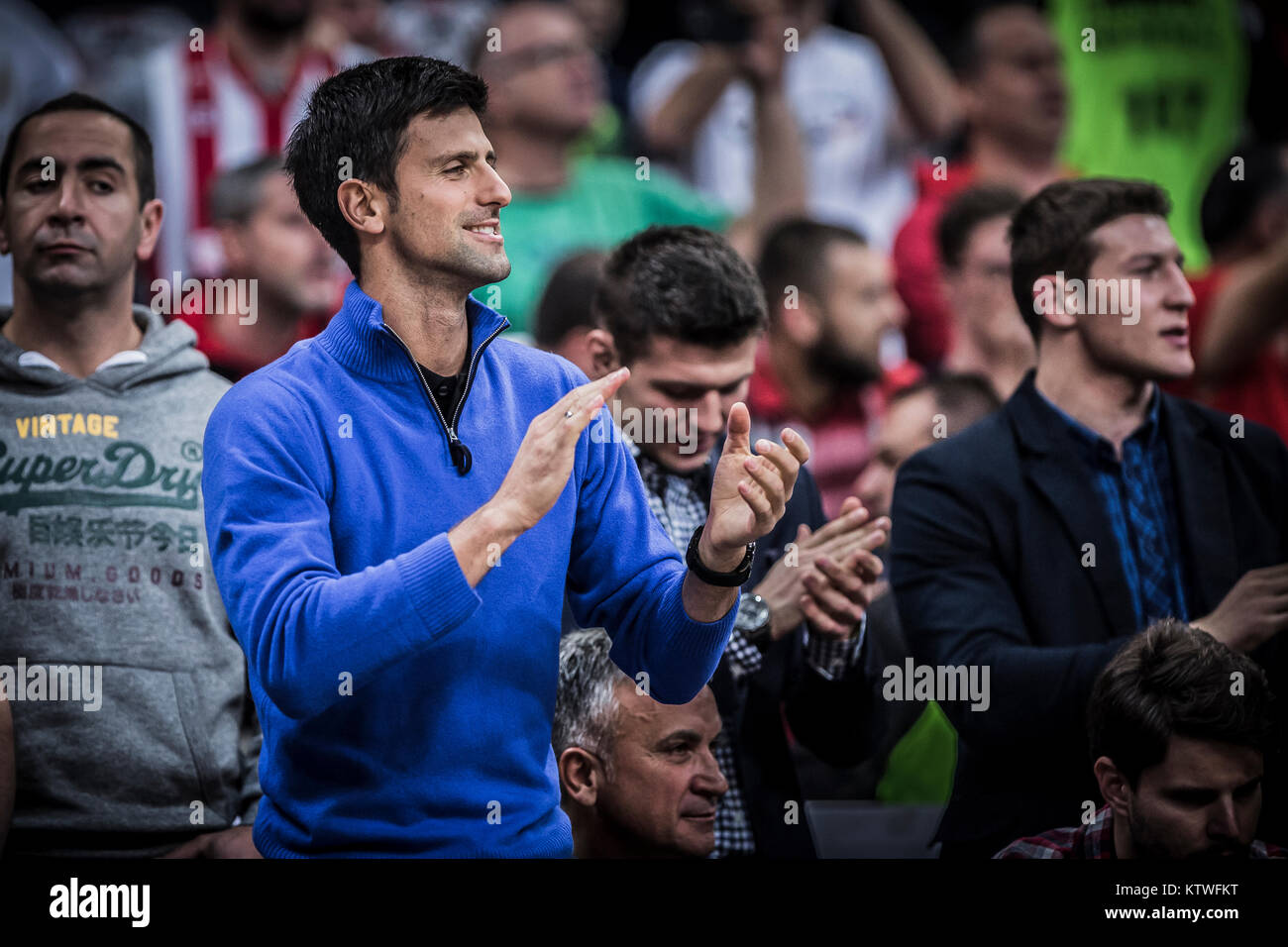 La ex numero uno del tennis mondiale Novak Djokovic il tifo durante la partita Foto Stock