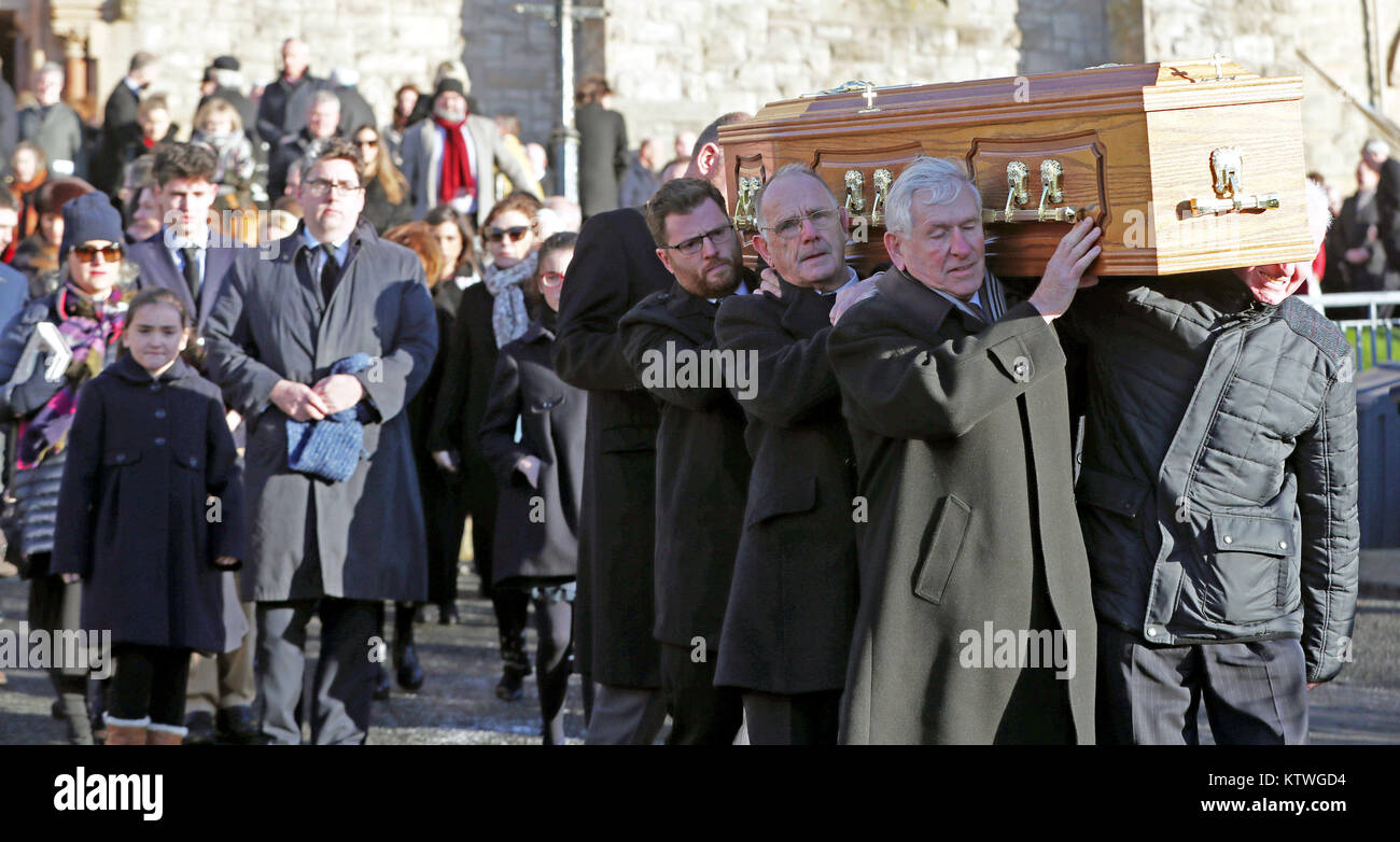 I funerali del dr. Maurice Hayes avviene a St Patrick, Downpatrick, Co Down dopo la sua morte, di anni 90, due giorni prima di Natale. Foto Stock