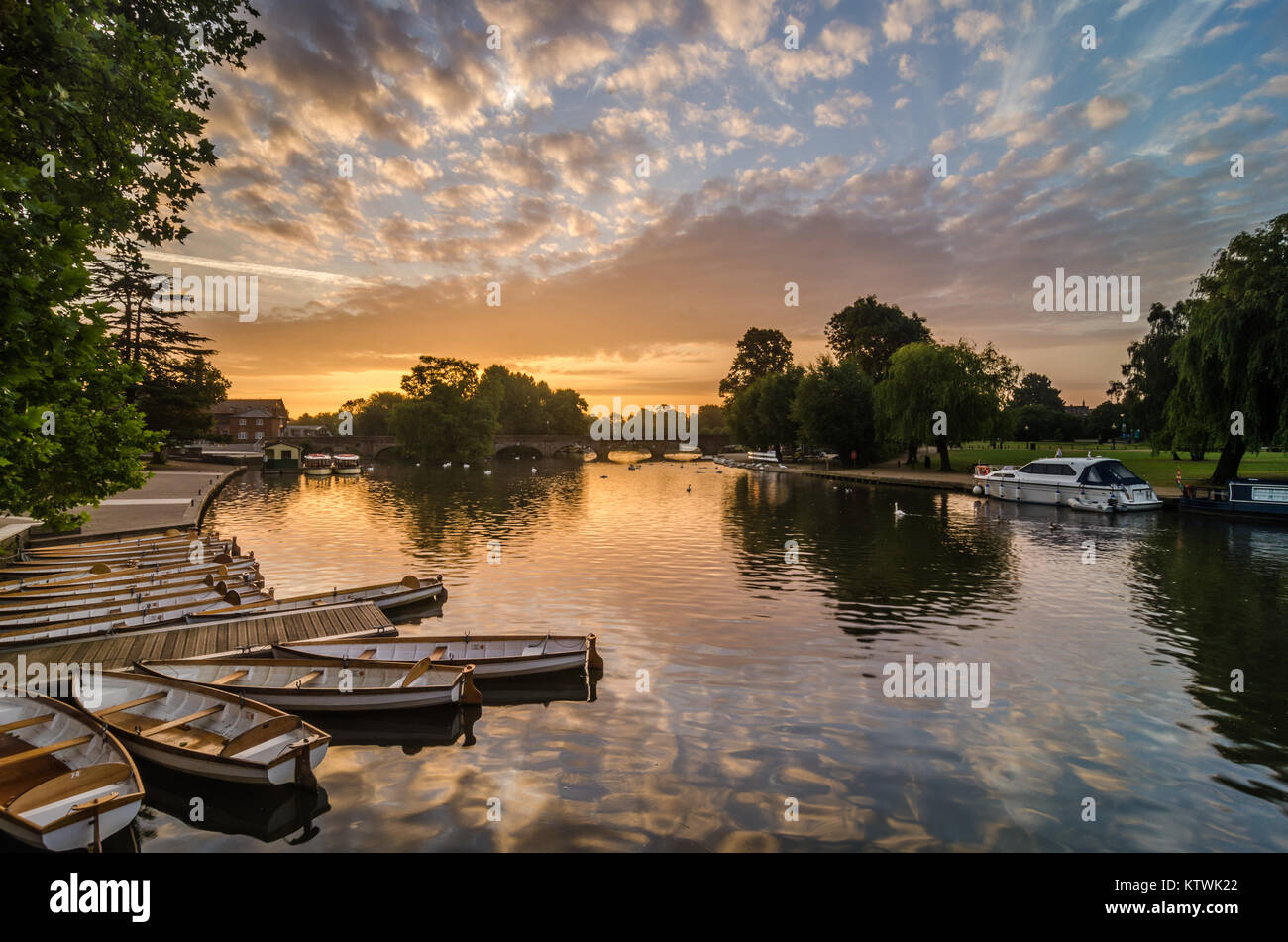 Barche sul fiume la mattina presto Foto Stock