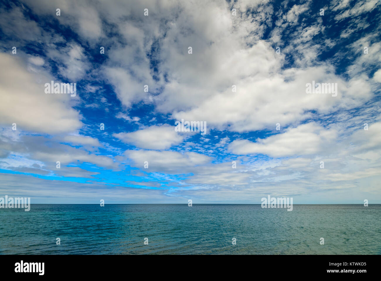 Seconda Valle vista spiaggia con le nuvole sopra il livello del mare su un giorno, Sud Australia Foto Stock