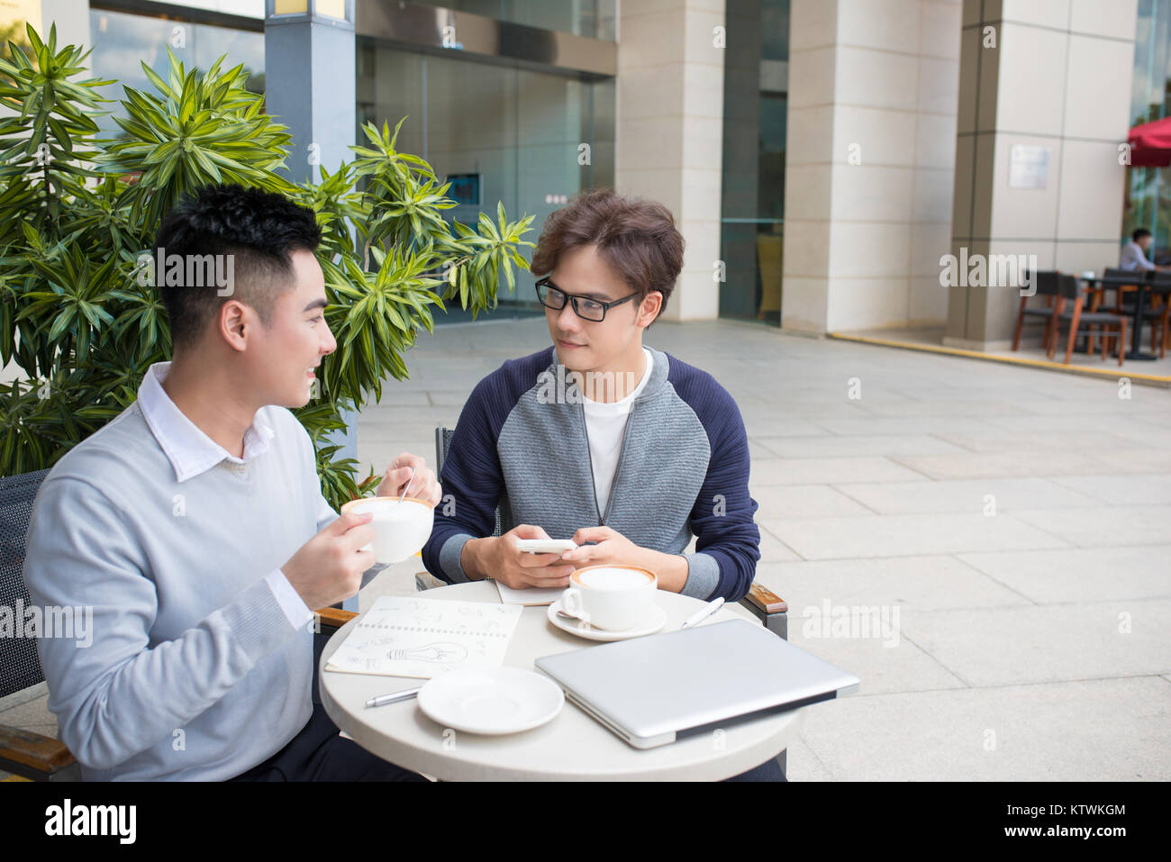 Due proprietari avente una informale riunione o discussione in città. Foto Stock