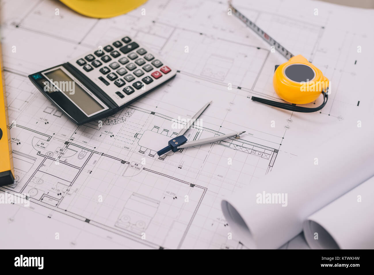 Architetto Progetto desk in cantiere con blueprint,pen tablet,computer,hardhat,livello di costruzione, calcolatrice,portatile e la tazza di caffè .Top vi Foto Stock