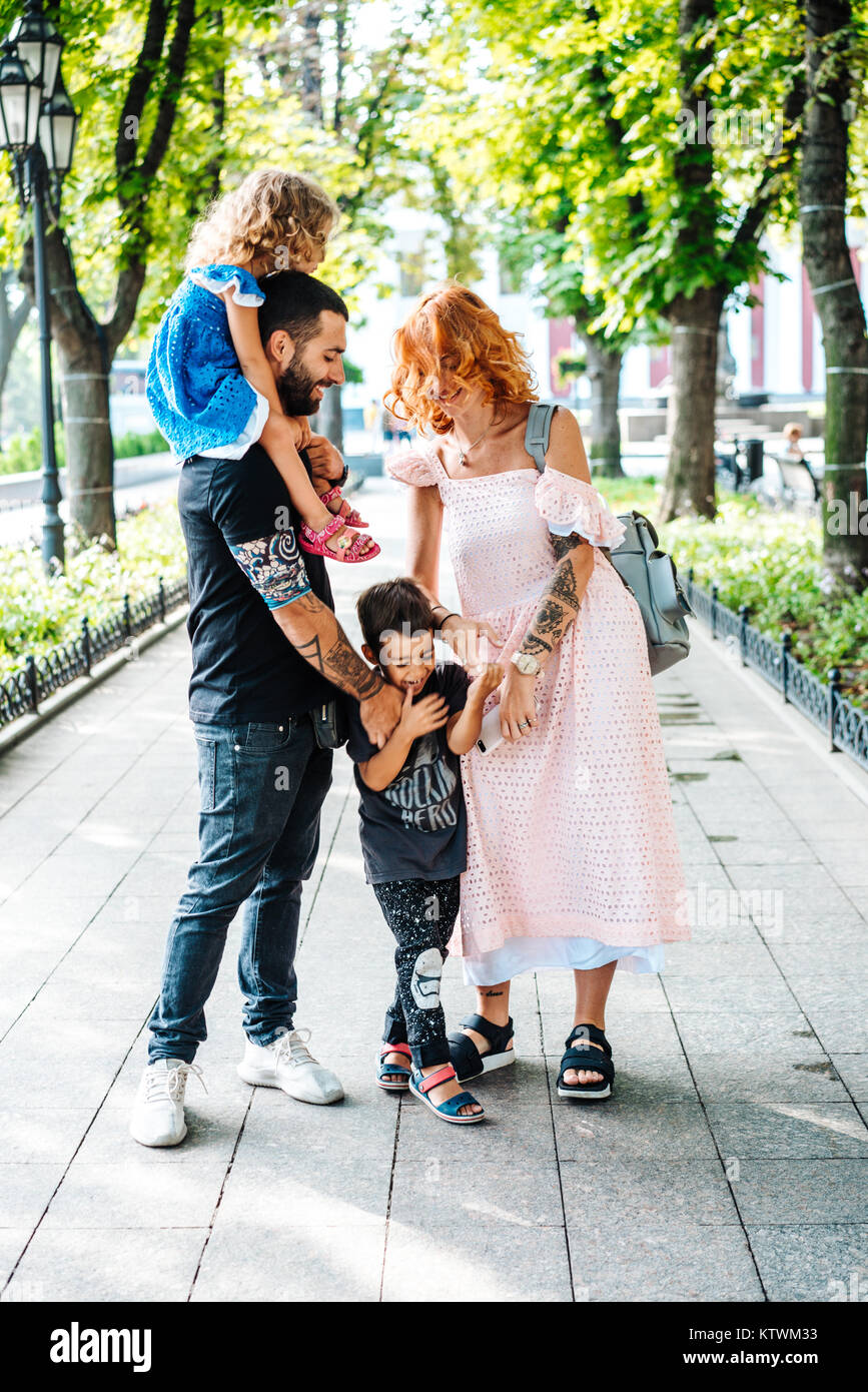 Felice famiglia di belle passeggiate nel parco Foto Stock