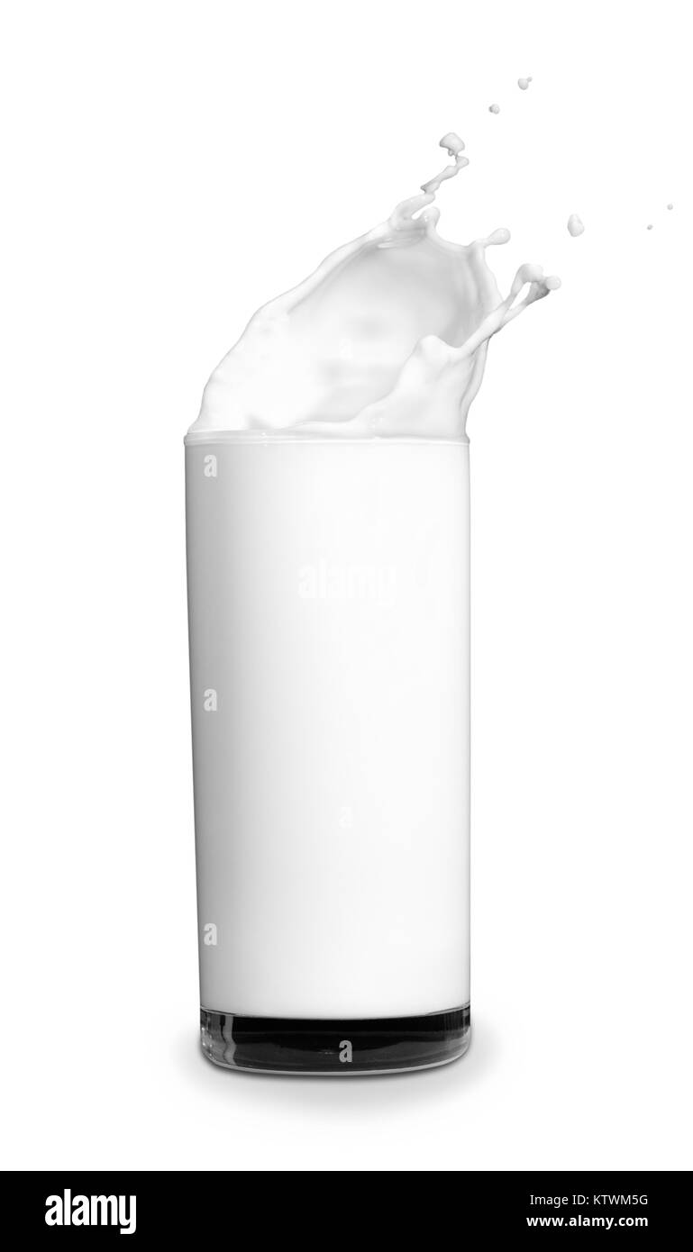 Bicchiere di latte isolato su sfondo bianco. Latte splash. Versare il latte Foto Stock