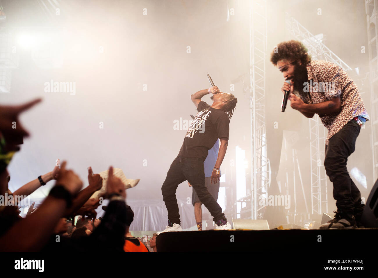 La American hip hop e rap gruppo Flatbush zombie esegue un concerto dal vivo presso il Danish music festival Roskilde Festival 2013. Il gruppo consiste di tre rappers Meechy Darko (L), succo di zombie (R) e Erick Arc Elliot che fanno parte della costa orientale il movimento hip hop bestia costa. Danimarca, 06/07 2013. Foto Stock