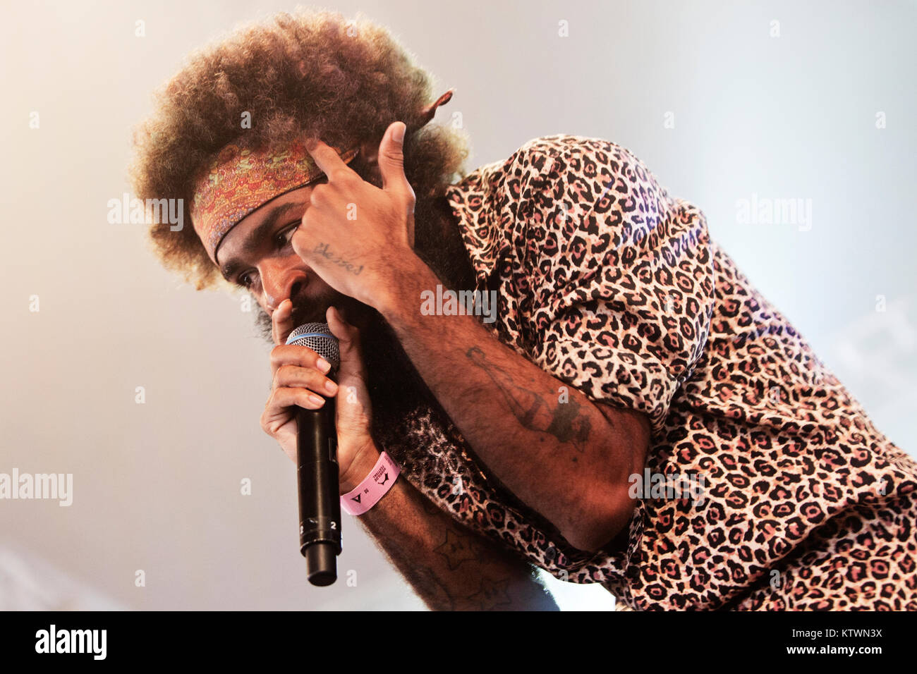 Il rapper americano Zombie succo da hip-hop gruppo Flatbush Zombies è rap a tenuta con il microfono in mano. Demmark 2013. Foto Stock