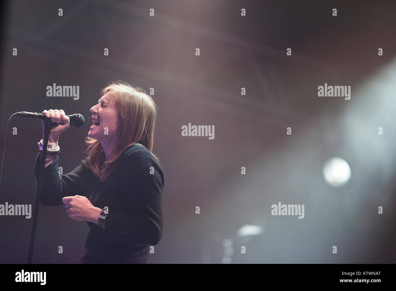 L'inglese trip hop band Portishead esegue un concerto dal vivo al Roskilde Festival 2011. Qui cantante Beth Gibbons è raffigurato dal vivo sul palco. Danimarca 01/07 2011. Foto Stock