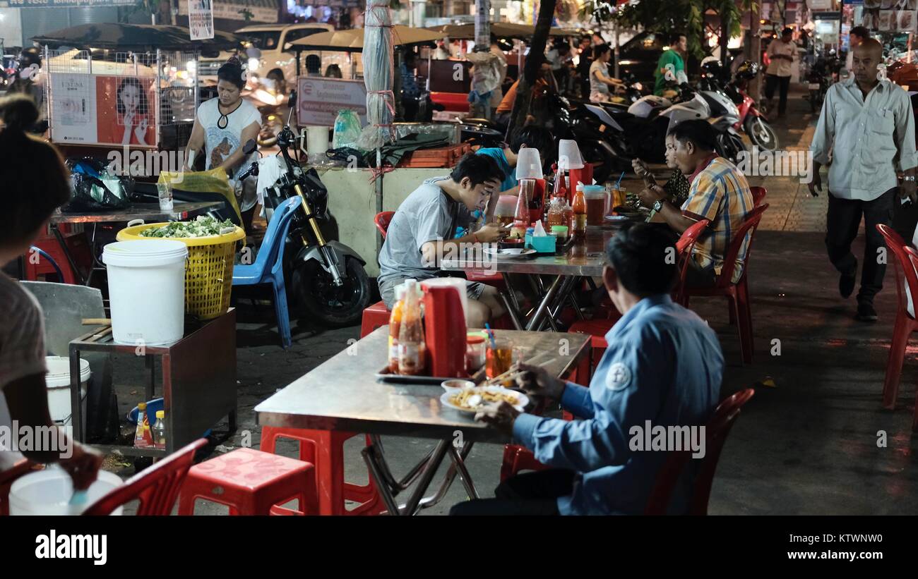 Notte aperto da pranzo sul marciapiede sul Oknha Tep Phan Street 182 Phnom Penh Cambogia vicino mercato Orussey Foto Stock