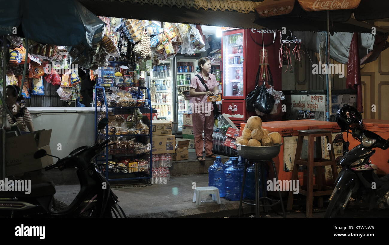 Shop on 111 Street Phnom Penh Cambogia vicino mercato Orussey Foto Stock