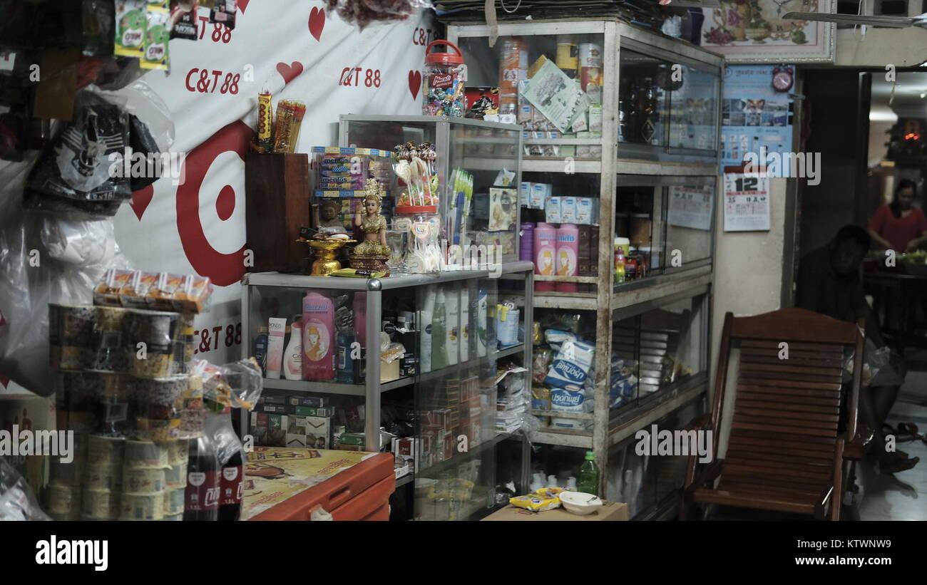 Varietà Store Merchant 113 Street Phnom Penh Cambogia notte Foto Stock