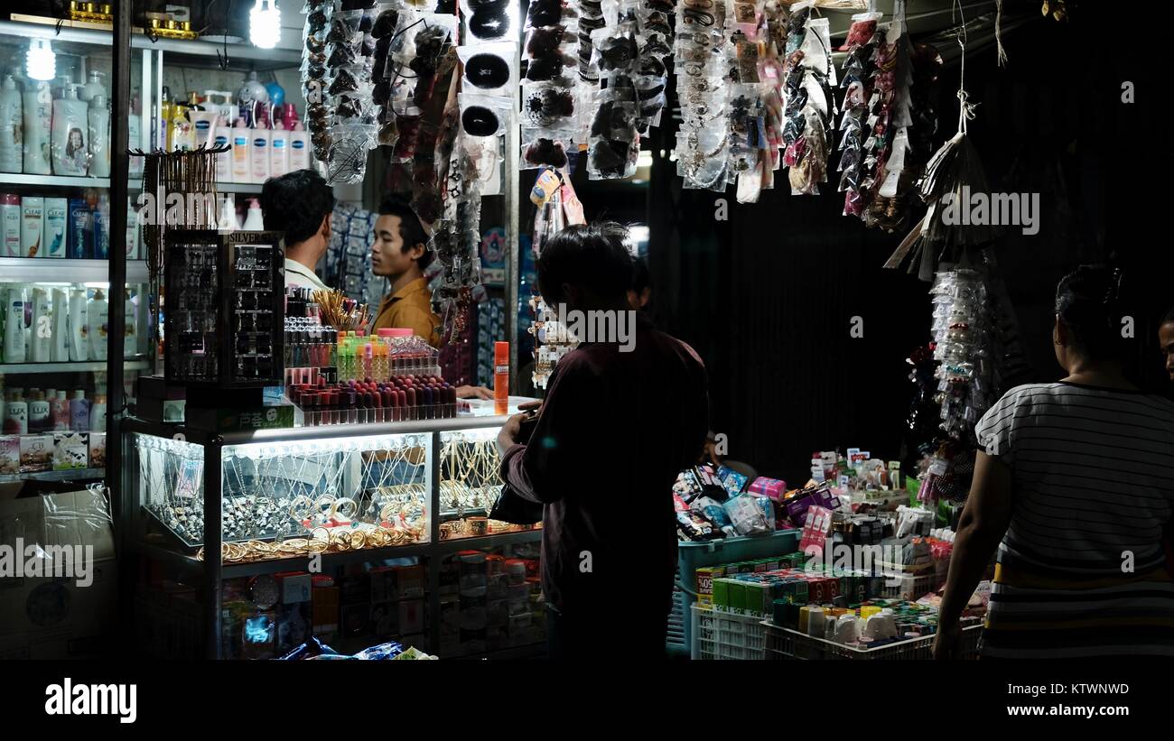 Venditore e Acquirente Ladies Accessori per capelli varietà Negozio Merchant 113 Street Phnom Penh Cambogia Notte Foto Stock