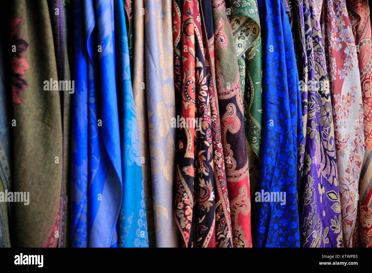 Bella sciarpe di seta pronto per usura Foto Stock