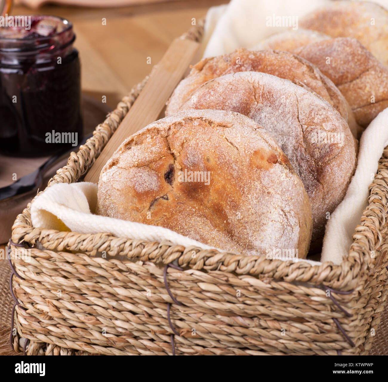 Primo piano di un paniere di cannella muffin inglesi Foto Stock