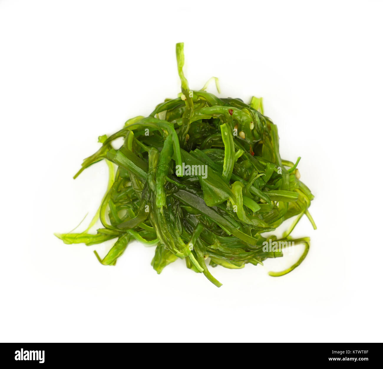 Vicino la porzione di verde alghe wakame salad isolati su sfondo bianco, elevati vista dall'alto, direttamente al di sopra di Foto Stock