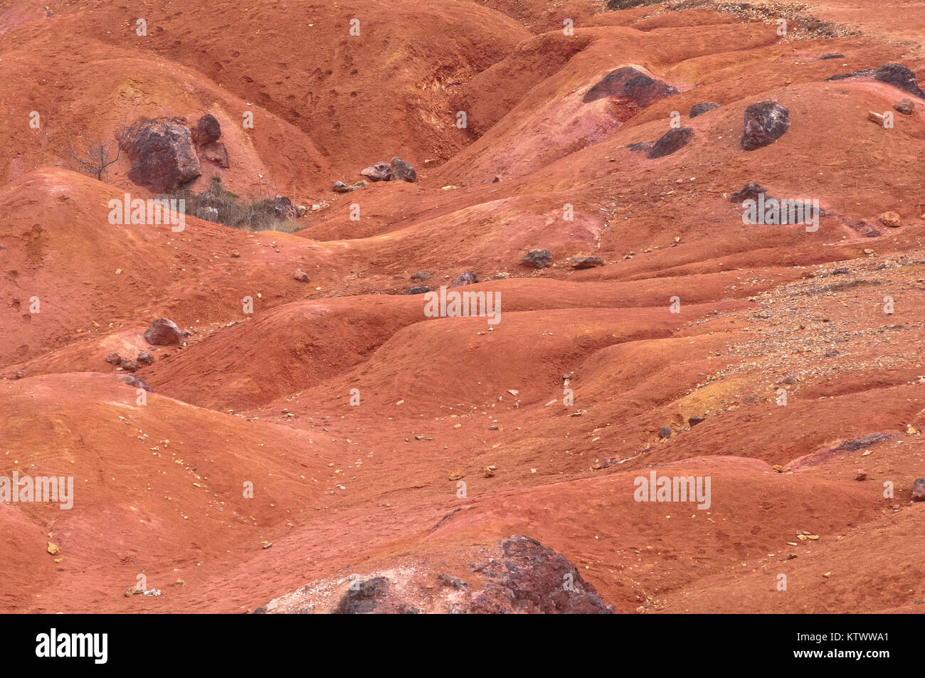 Abbandonato colorati di rosso terra simile al pianeta superficie di Marte Foto Stock