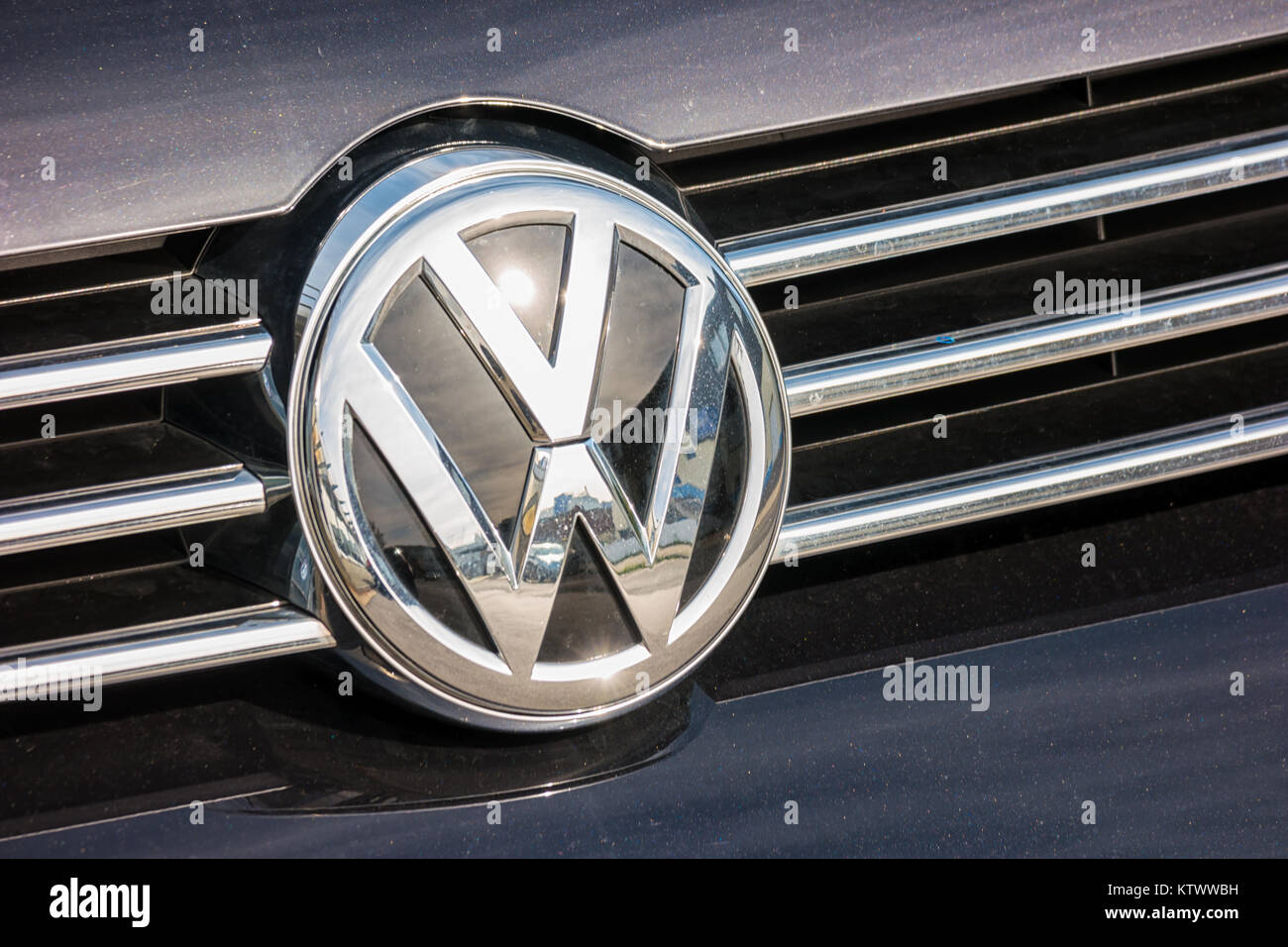 Volkswagen VW logo piastra su una vettura grill. Volkswagen è un famoso produttore automobilistico europeo azienda basata sulla Germania Foto Stock