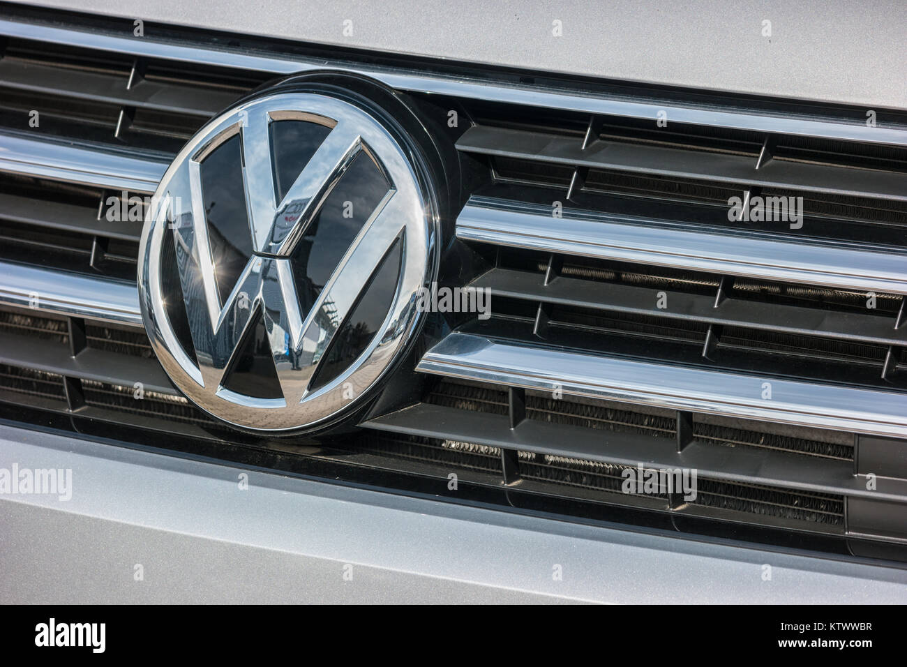Volkswagen VW logo su una vettura di argento. Volkswagen è un famoso produttore automobilistico europeo azienda basata sulla Germania. Foto Stock