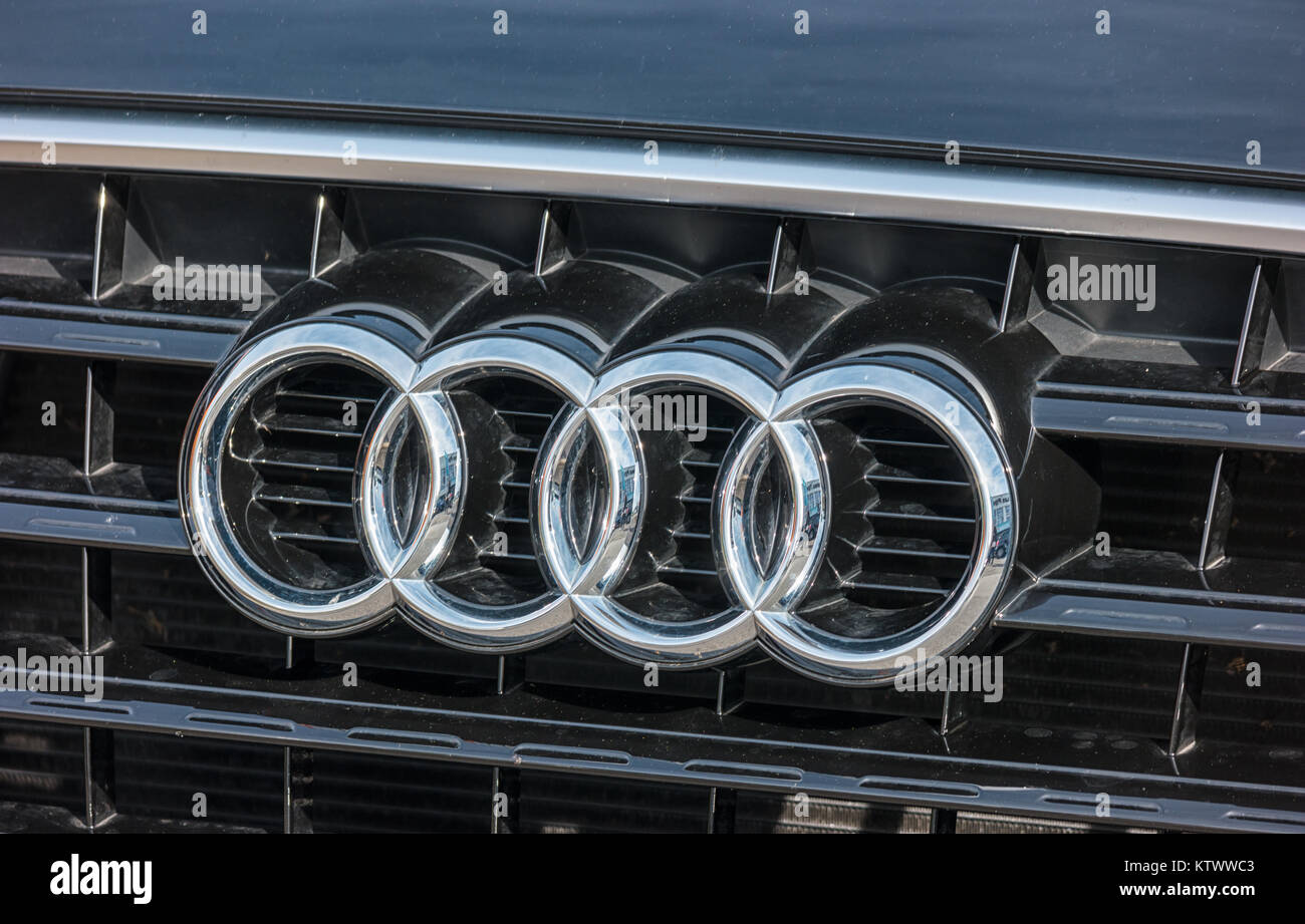 Audi emblema in macchina su un grill. Audi è un tedesco produttore di automobili che progetta, ingegneri, produce, commercializza e distribuisce di automobili di lusso Foto Stock