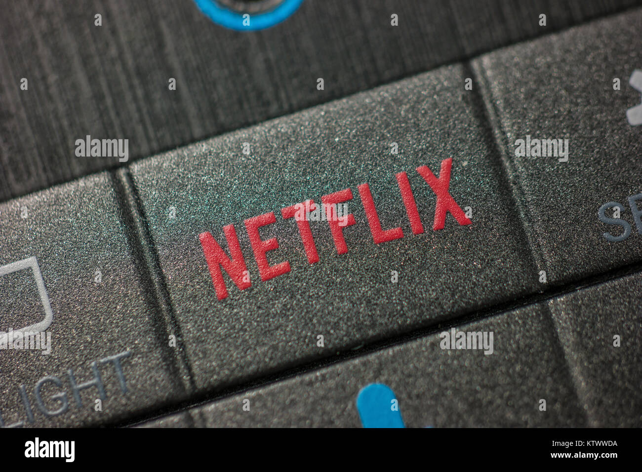 Pulsante di Netflix su un telecomando. Netflix Inc. è una società americana fondata è specializzata in e fornisce lo streaming di contenuti multimediali e video on demand online Foto Stock