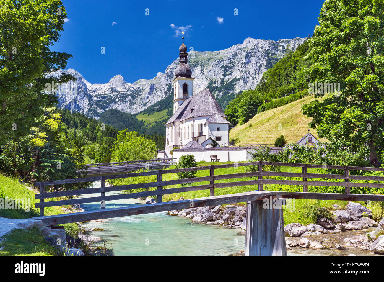 Scenic paesaggio di montagna nelle Alpi bavaresi e la famosa Chiesa Parrocchiale di San Sebastian nel villaggio di Ramsau, Nationalpark Berchtesgaden Foto Stock