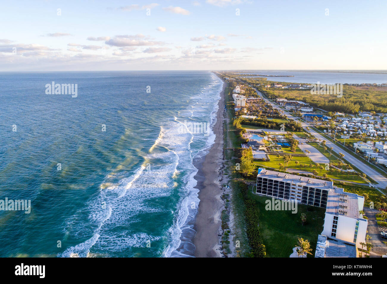 Florida,FL Sud,Hutchinson Barrier Island,Jensen Beach,Barrier Island,Atlantic Ocean Water,Water surf waves,alto condominio appartamenti residenziali Foto Stock