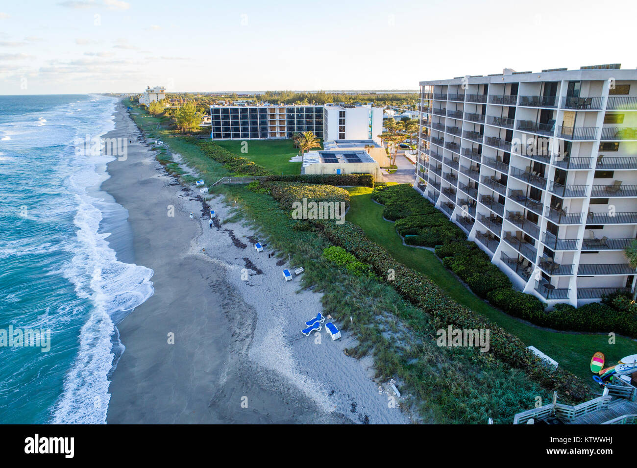 Florida,FL Sud,Hutchinson Barrier Island,Jensen Beach,Barrier Island,Atlantic Ocean Water,Water surf waves,alto condominio appartamenti residenziali Foto Stock
