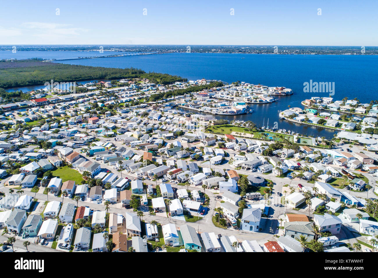 Florida,FL Sud,Hutchinson Barrier Island,Jensen Beach,comunità di case modulari,Indian River Water Lagoon,vista aerea dall'alto dell'uccello sopra,visit Foto Stock
