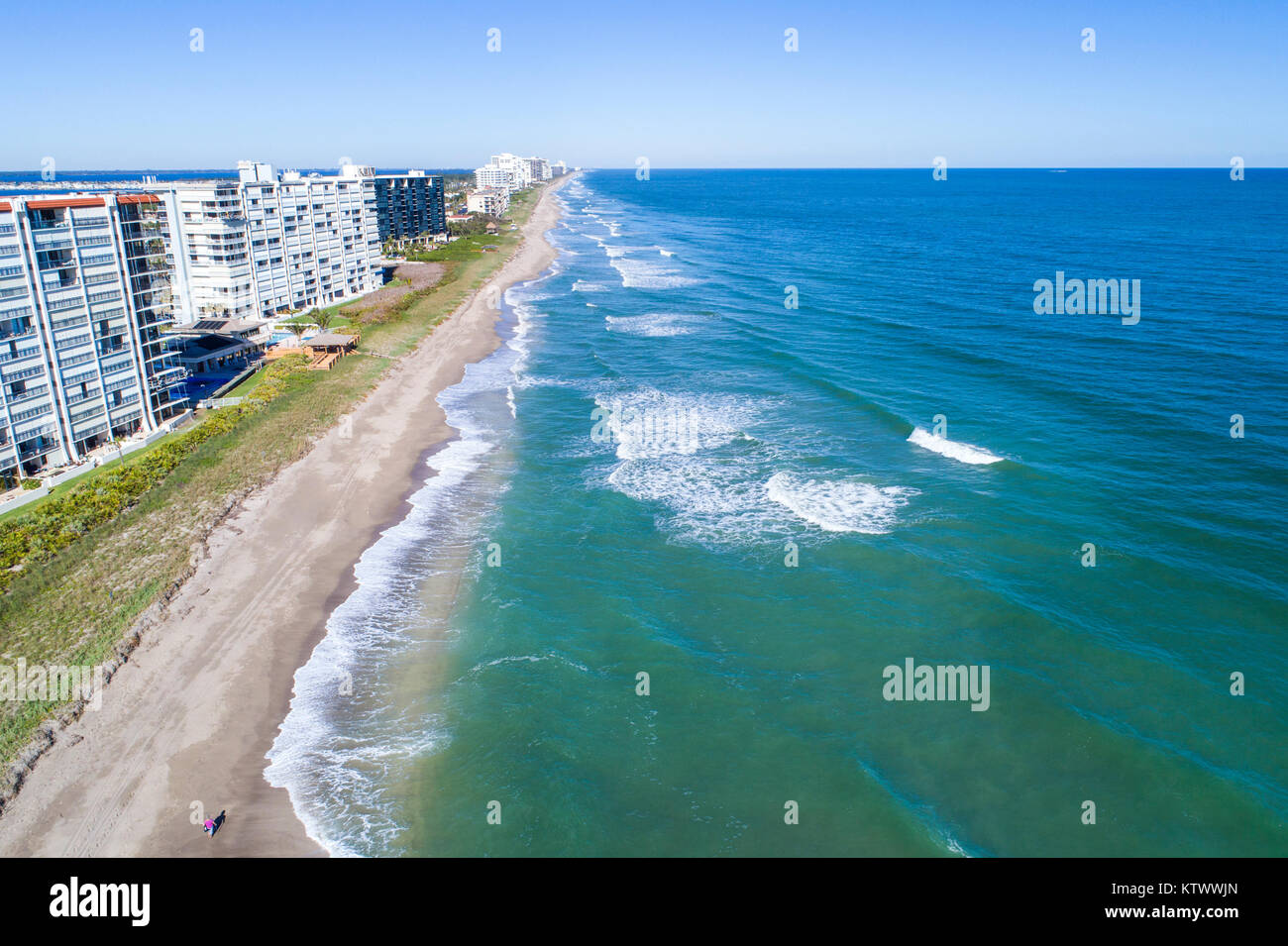 Florida Hutchinson Barrier Island, Jensen Beach, Barrier Island, Oceano Atlantico, onde di surf d'acqua, condominio alto appartamenti residenziali b Foto Stock